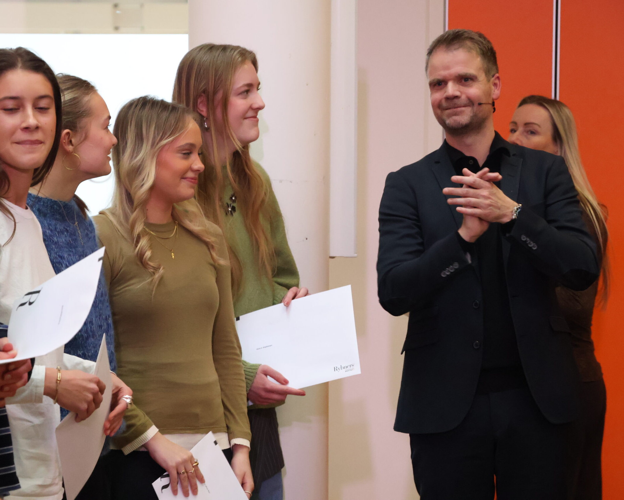 Der blev uddelt 33 legater á 1.500 kr. fra Lektor Arne Harritsøs Fond til nuværende studerende på Rybners STX. Nuværende rektor Niels Chrestensen Hviid til højre på billedet.