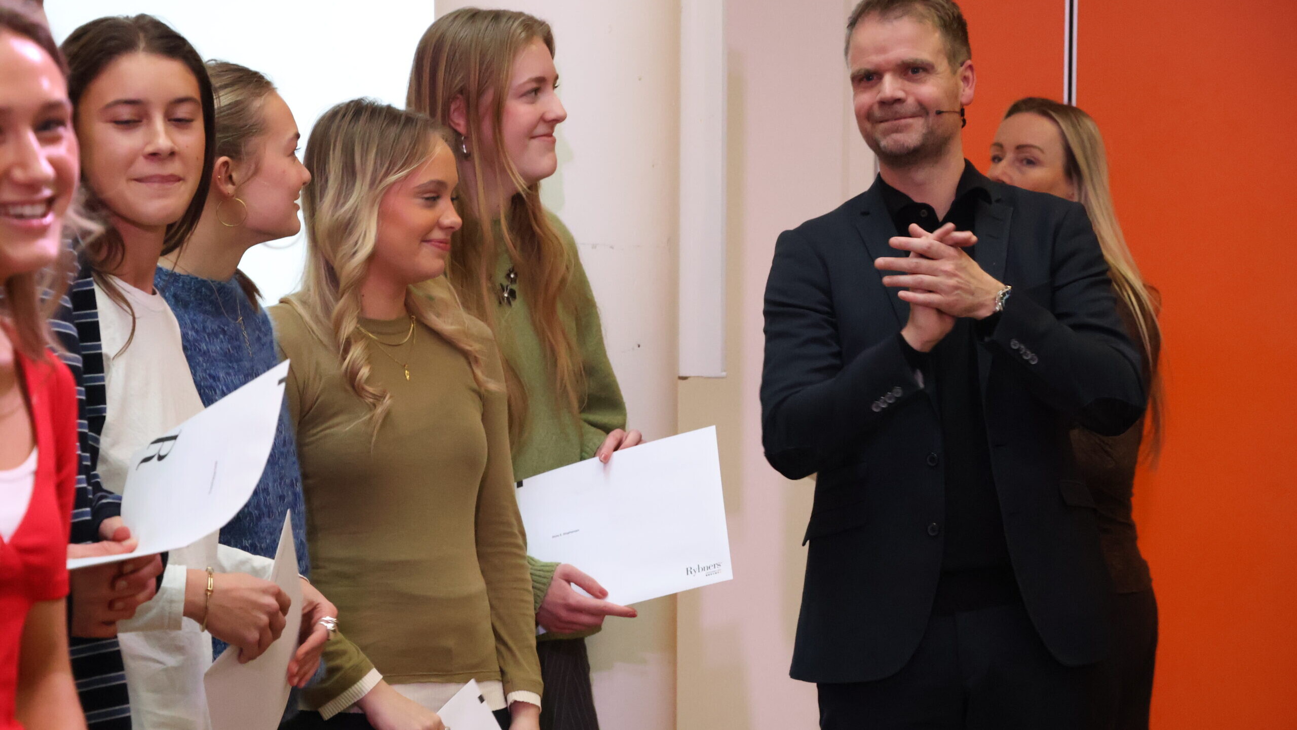 Der blev uddelt 33 legater á 1.500 kr. fra Lektor Arne Harritsøs Fond til nuværende studerende på Rybners STX. Nuværende rektor Niels Chrestensen Hviid til højre på billedet.