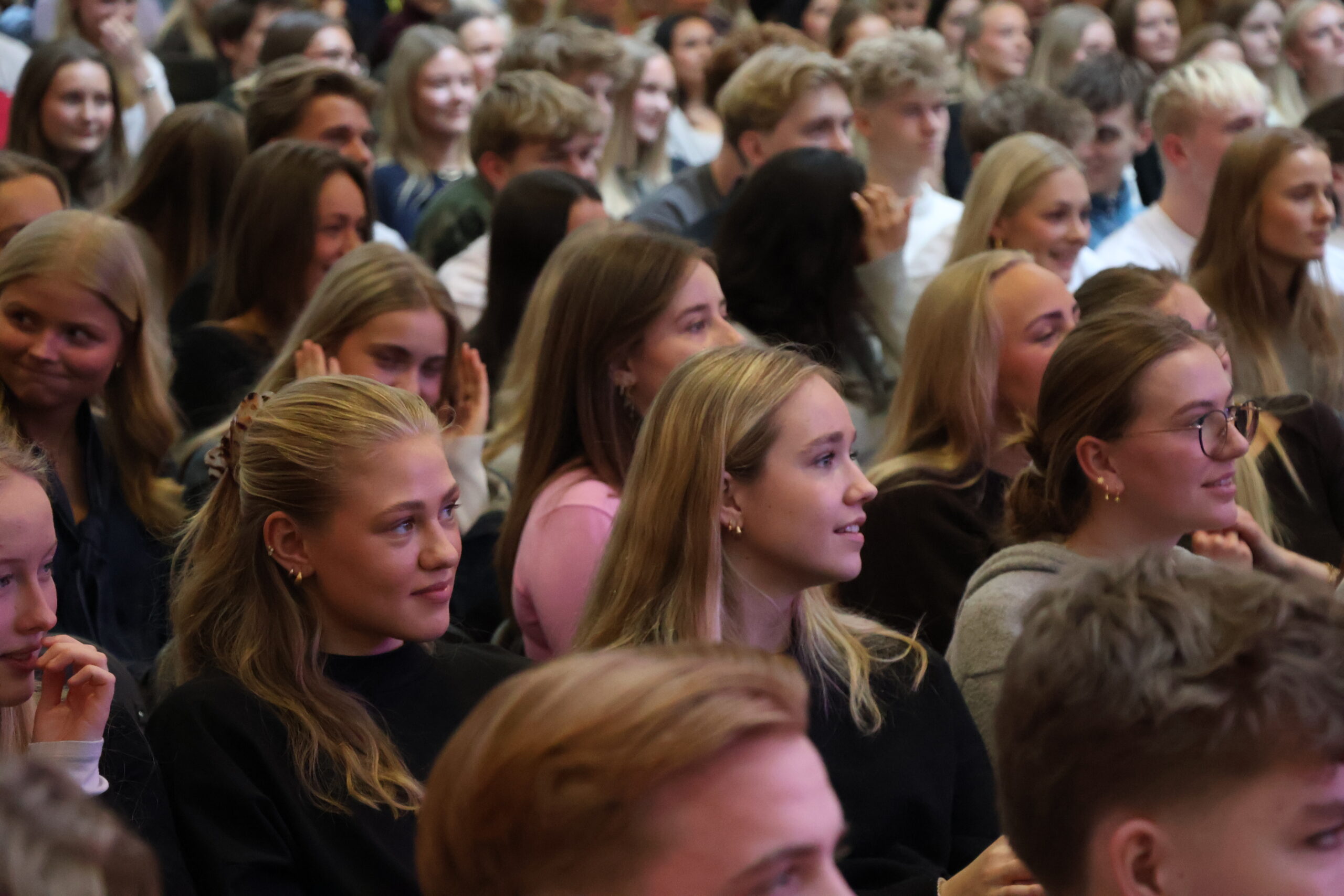 Eleverne blev kaldt frem én efter én og modtog både legater og anerkendende klapsalver fra salen.