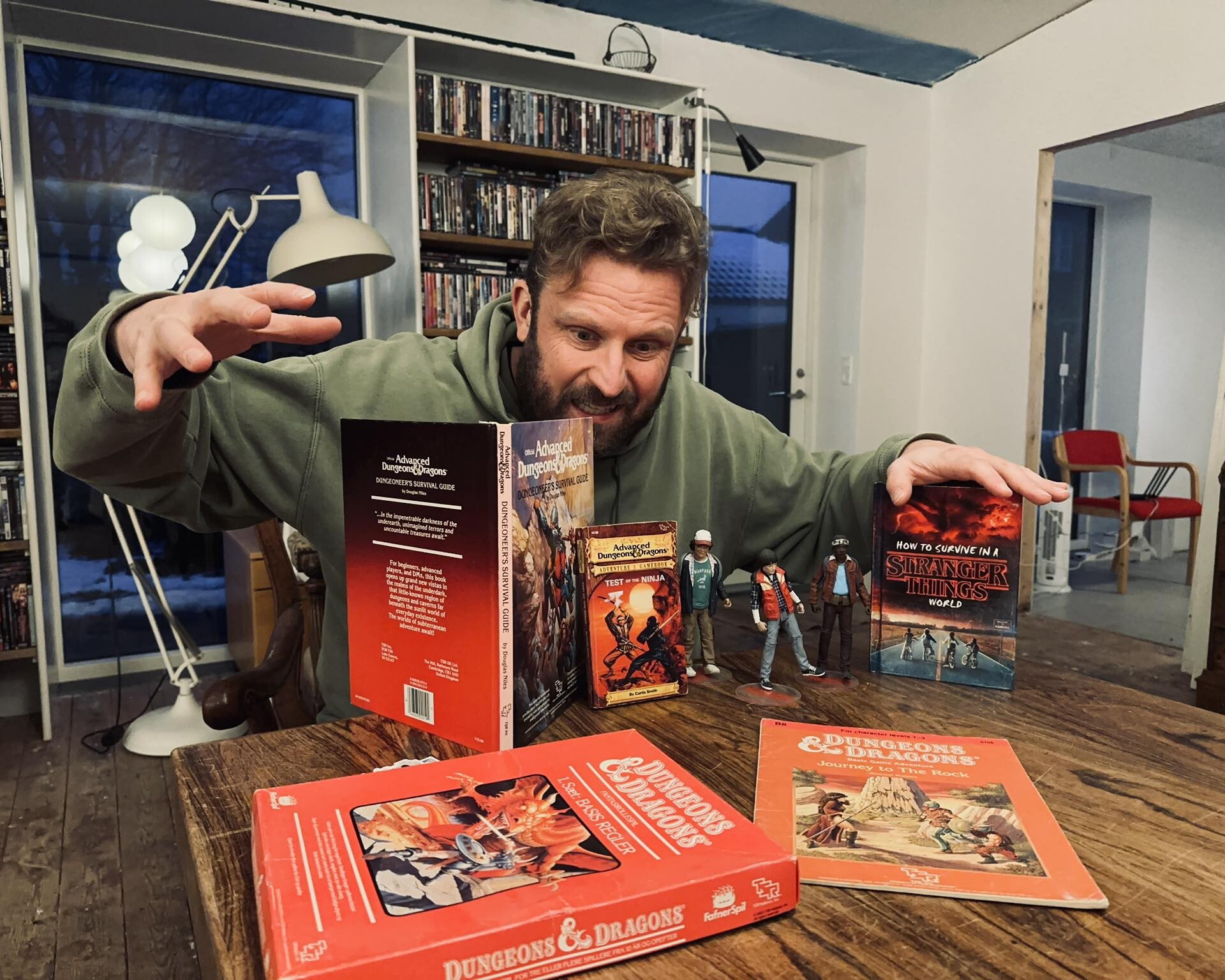 Pas på Demogorgonen – Jacob Holm Krogsøe har gravet dybt i Stranger Things-universet forud for arrangementet på Hovedbiblioteket. Privatfoto.