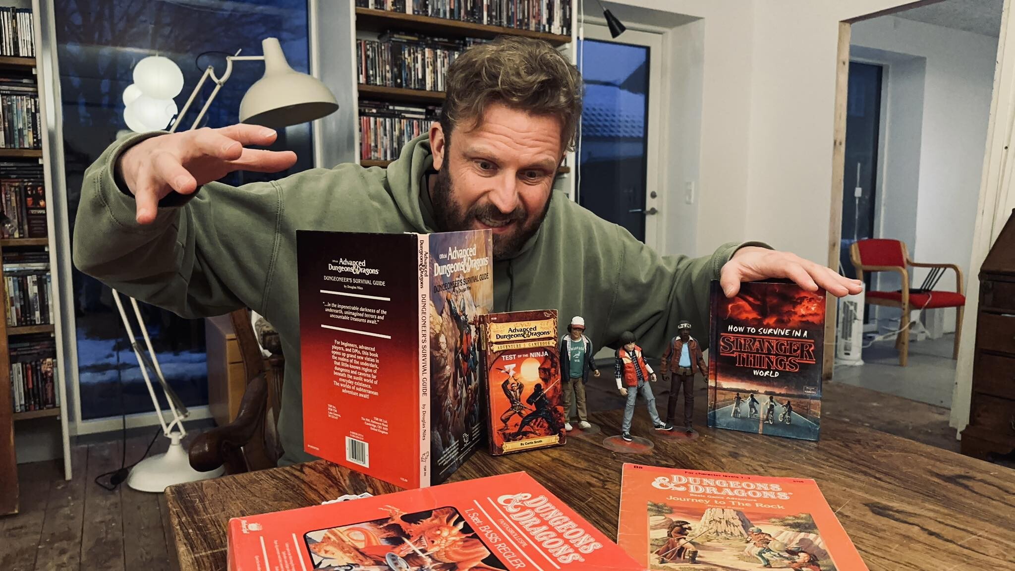 Pas på Demogorgonen – Jacob Holm Krogsøe har gravet dybt i Stranger Things-universet forud for arrangementet på Hovedbiblioteket. Privatfoto.