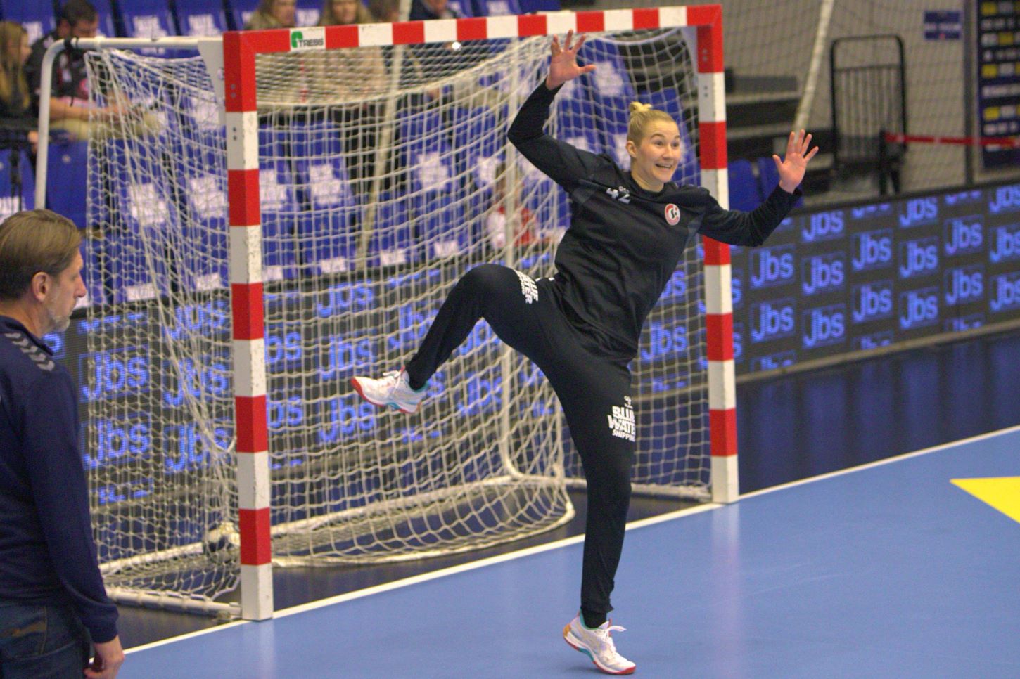 Katharina Filter hygger sig , når der varmes op med skud og redninger. Foto: Johnny Tauman.