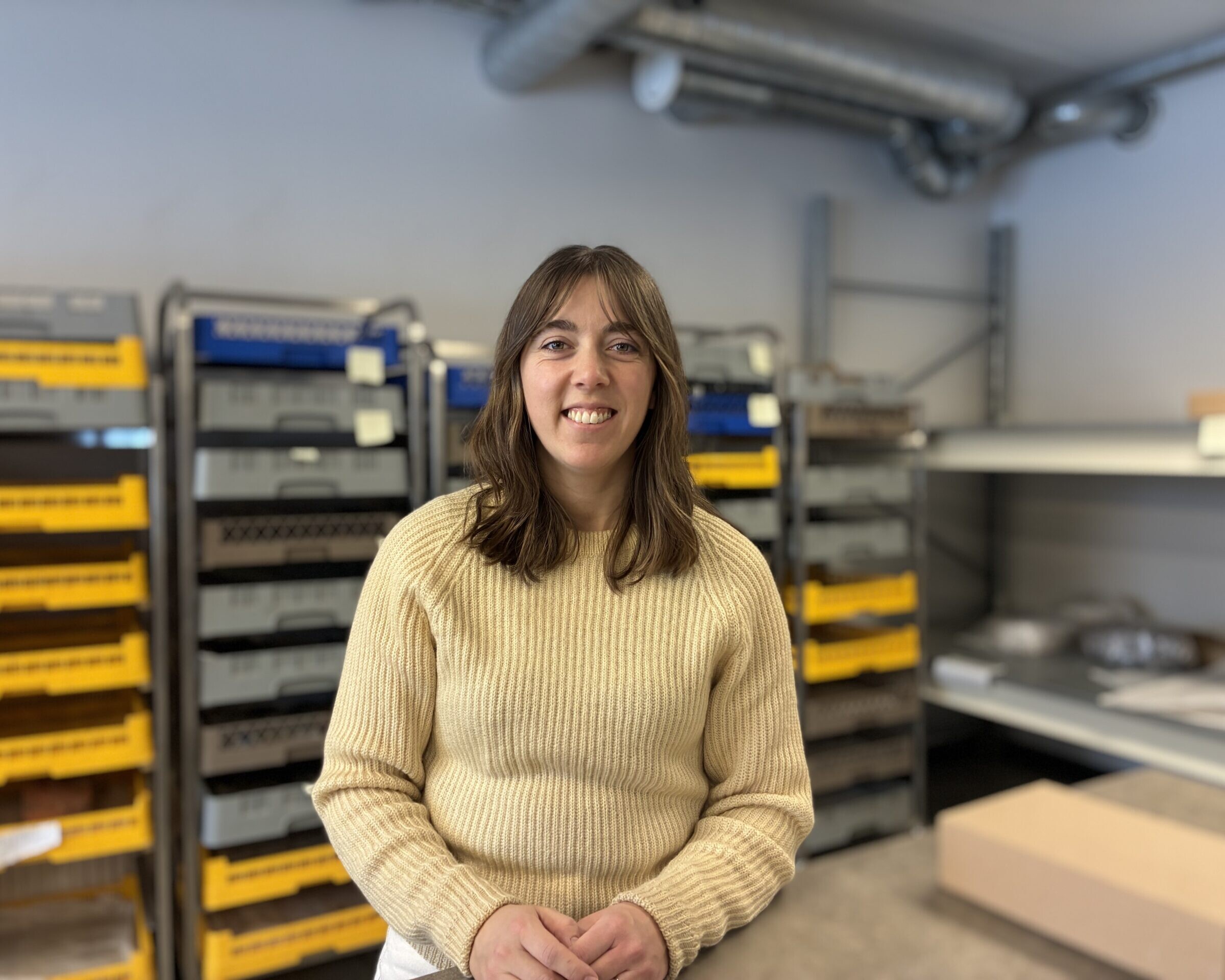 Arkæolog og ph.d. Laura Ahlqvist gennemgår bronzealderfund på Museum Vests magasin, hvor knogler og genstande danner grundlag for det nye internationale forskningsprojekt BODYBIO. Foto: Museum Vest.