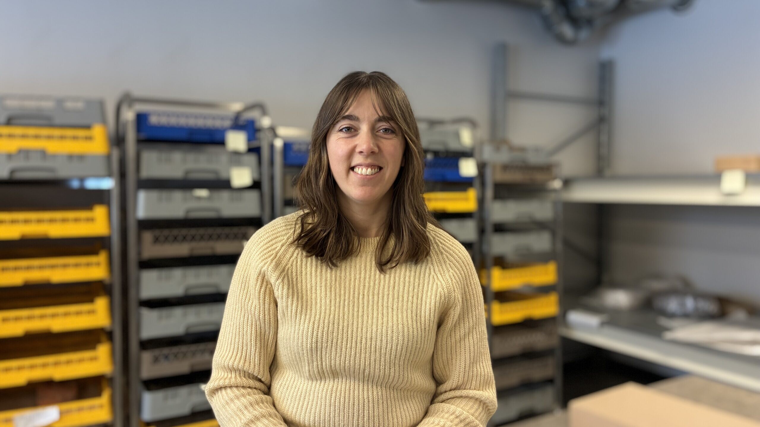 Arkæolog og ph.d. Laura Ahlqvist gennemgår bronzealderfund på Museum Vests magasin, hvor knogler og genstande danner grundlag for det nye internationale forskningsprojekt BODYBIO. Foto: Museum Vest.