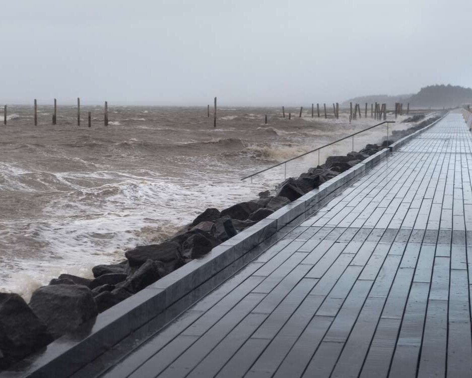 Vandet står højt ved Strandpromenaden i Hjerting under stormen den 9. december 2011. Foto: Torben Meyer/Esbjerg Kommune.
