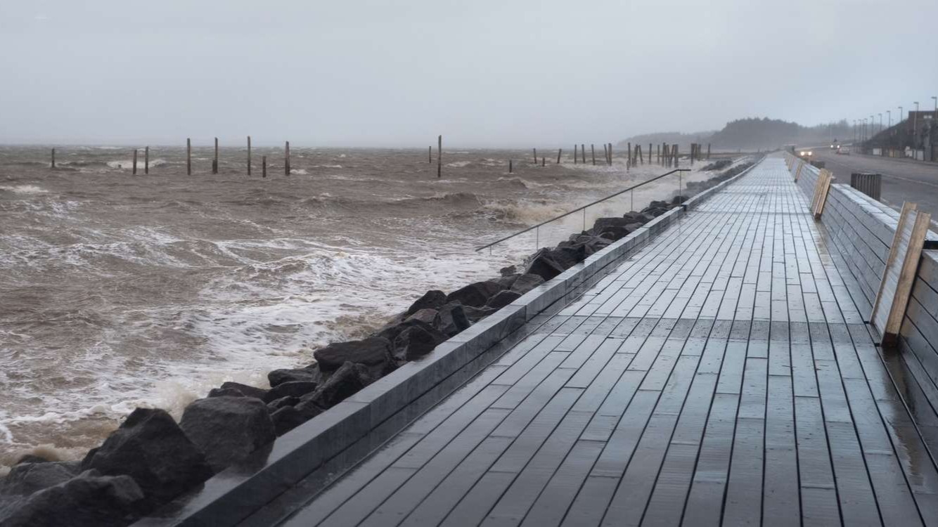 Vandet står højt ved Strandpromenaden i Hjerting under stormen den 9. december 2011. Foto: Torben Meyer/Esbjerg Kommune.