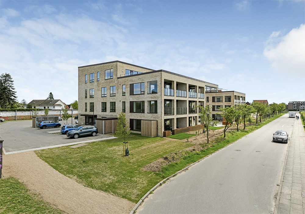 Boligområdet består af moderne etagebyggeri med grønne fællesarealer og gode parkeringsforhold. PR-foto.
