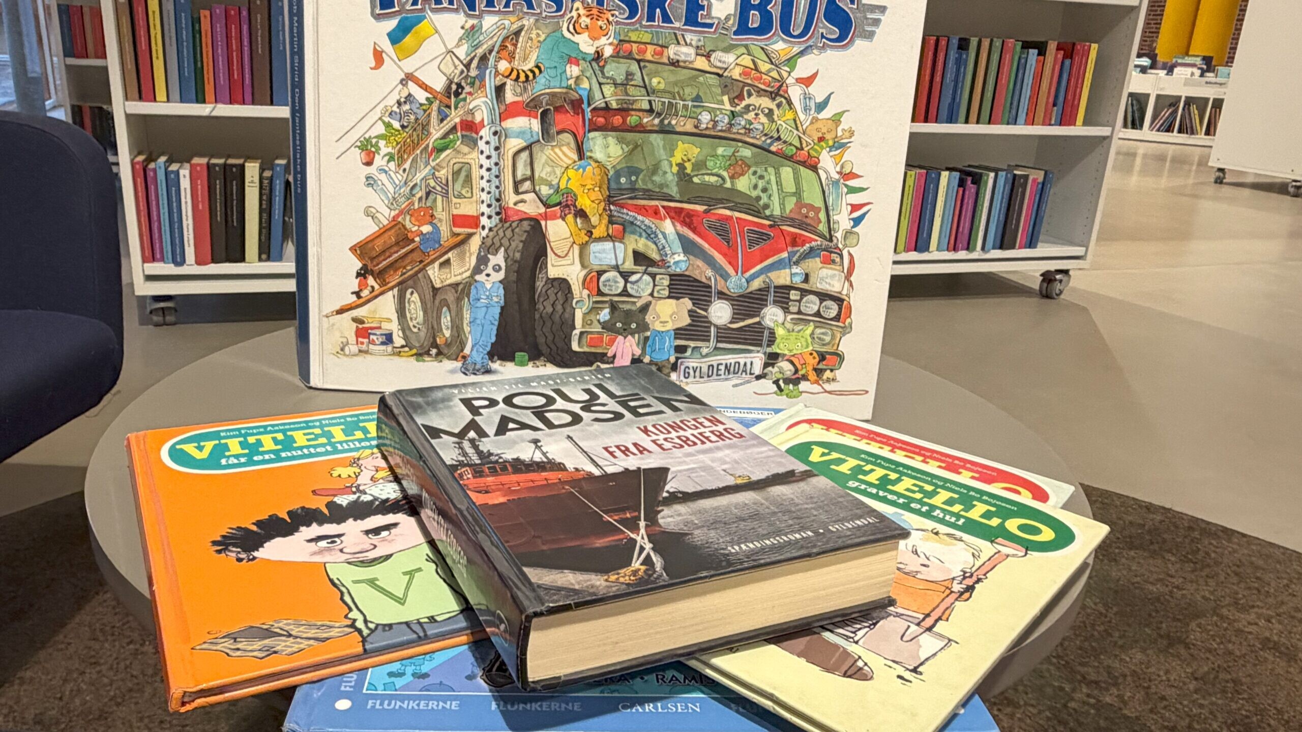 Nogle af de mest udlånte bøger i 2025, der er stadig venteliste til mange af dem. Foto: Esbjerg Kommunes Biblioteker. Pressefoto.