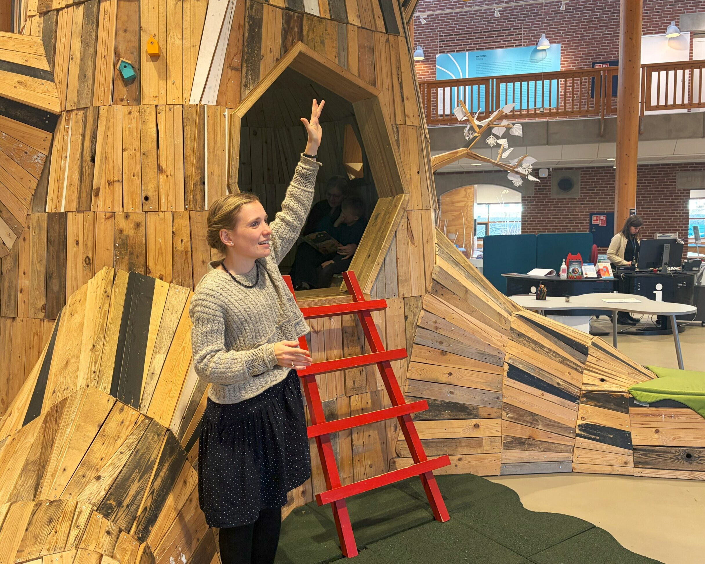 Ellen Mortensen fra Esbjerg Kommunes Biblioteker skal sammen med fem professionelle historiefortællere fylde børn og voksne med gode historier, når biblioteket fejrer Fortælletræets fødselsdag.
