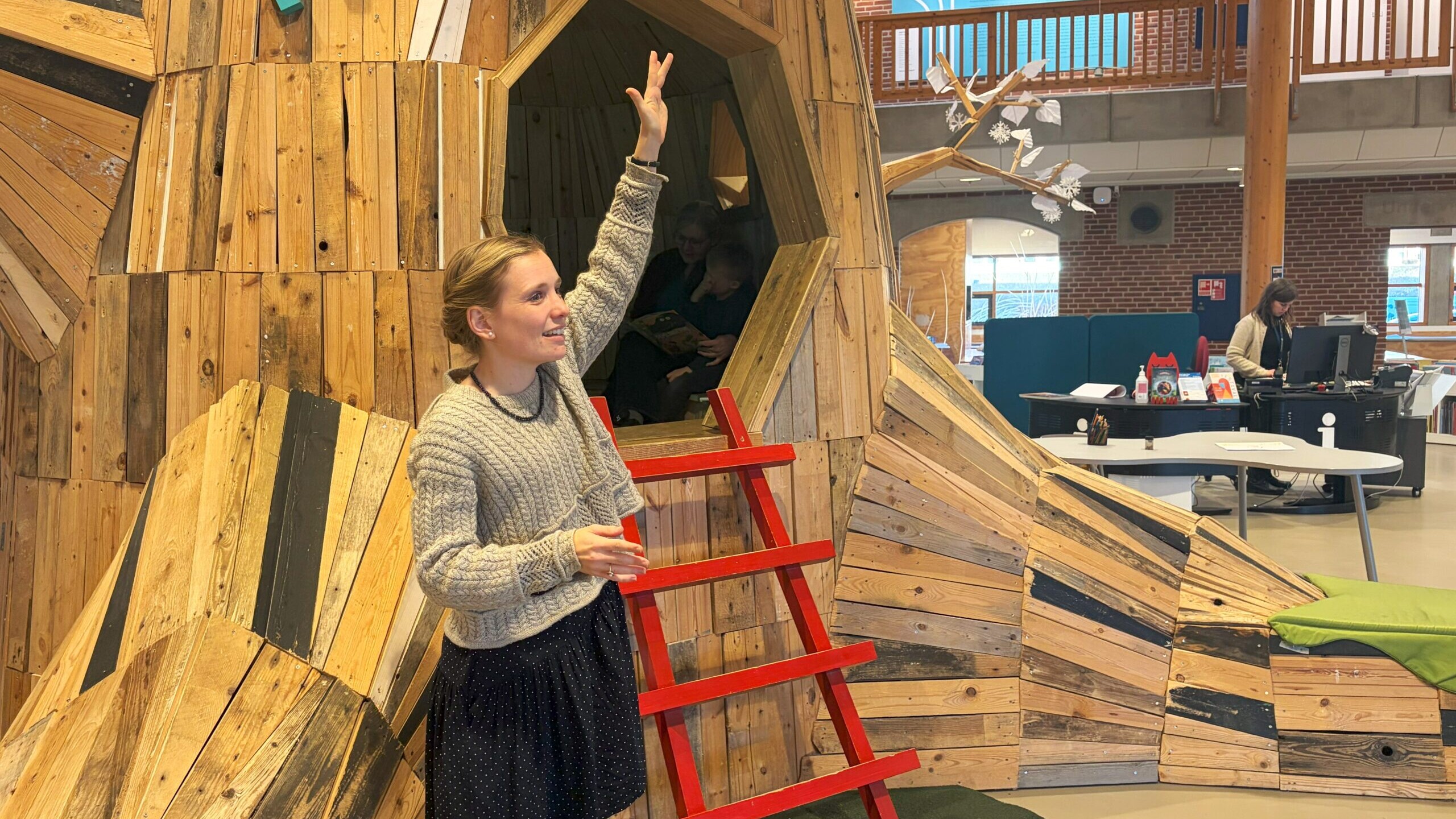 Ellen Mortensen fra Esbjerg Kommunes Biblioteker skal sammen med fem professionelle historiefortællere fylde børn og voksne med gode historier, når biblioteket fejrer Fortælletræets fødselsdag.