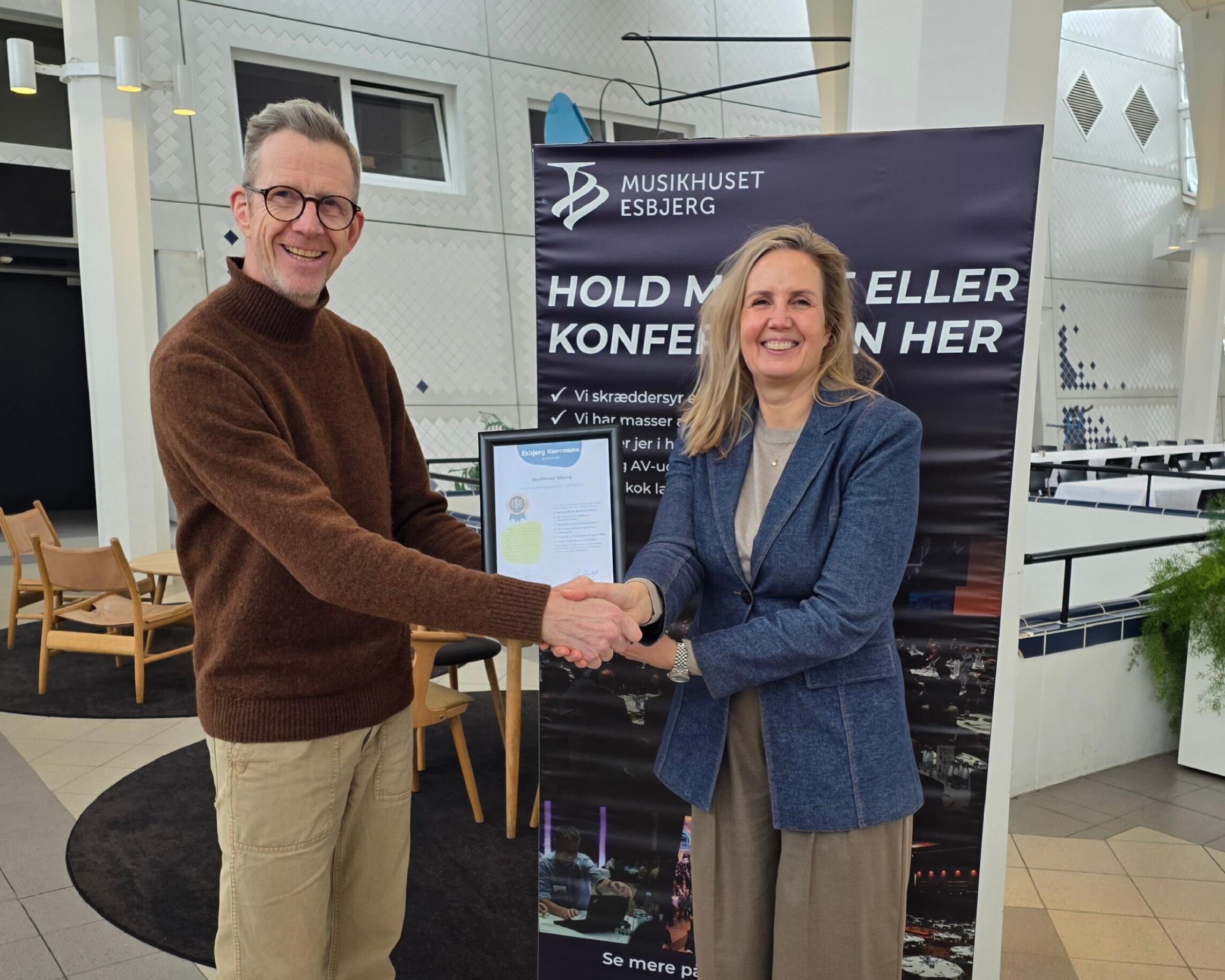 ESG-diplomet overrækkes her til souschef Trine Navntofte, Musikhuset Esbjerg, en af de knap 180 virksomheder, der hyldes for social ansvarlighed. Foto: Privat.