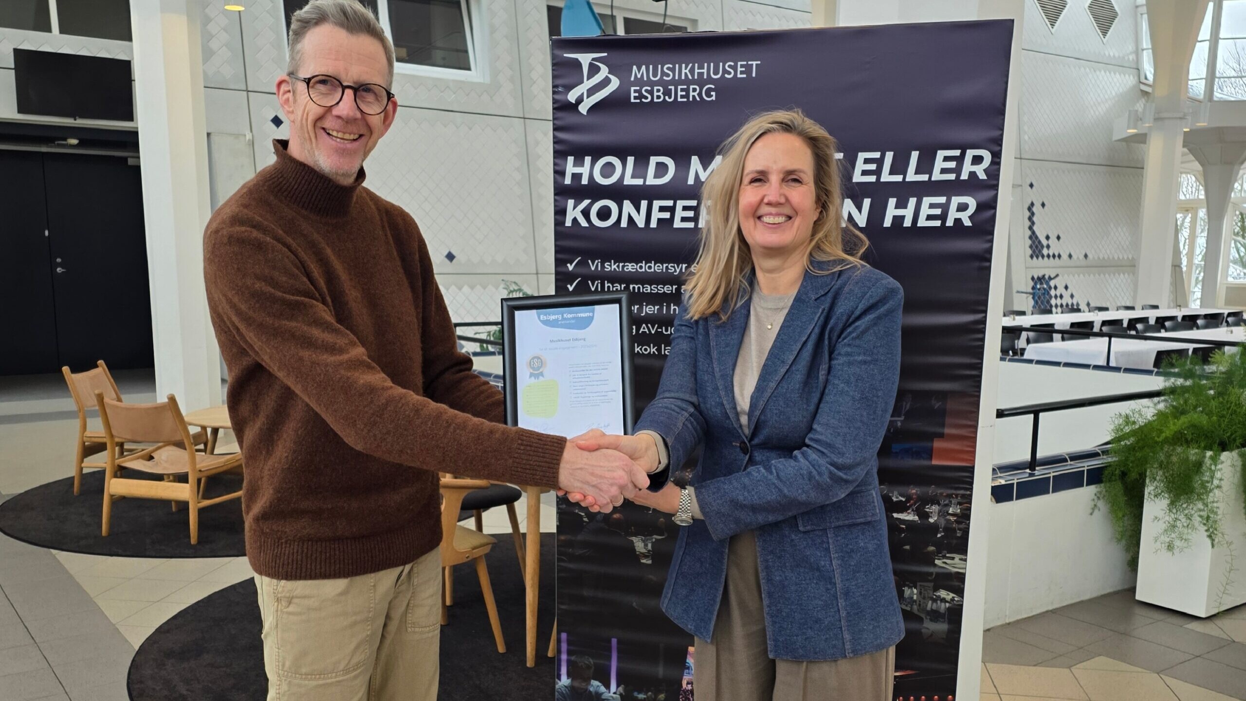 ESG-diplomet overrækkes her til souschef Trine Navntofte, Musikhuset Esbjerg, en af de knap 180 virksomheder, der hyldes for social ansvarlighed. Foto: Privat.