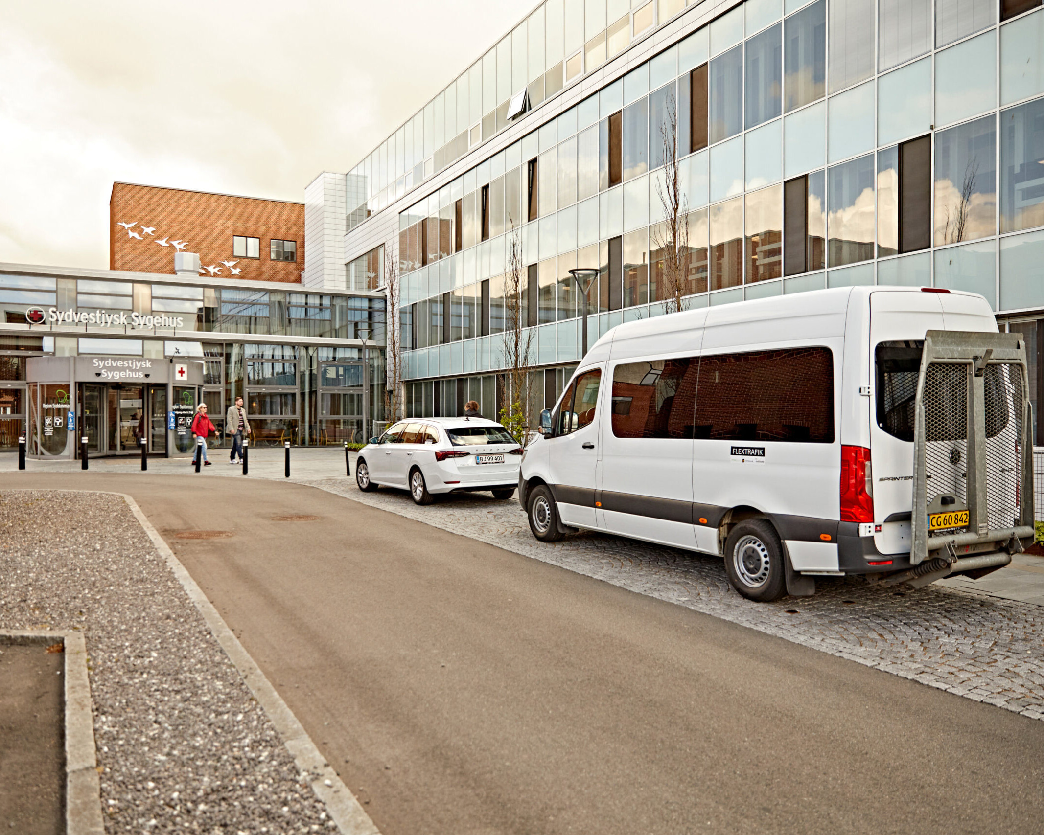 Flextafikvogn foran Sydvestjysk Sygehus i Esbjerg. Arkiv-/Pressefoto: Sydtrafik.