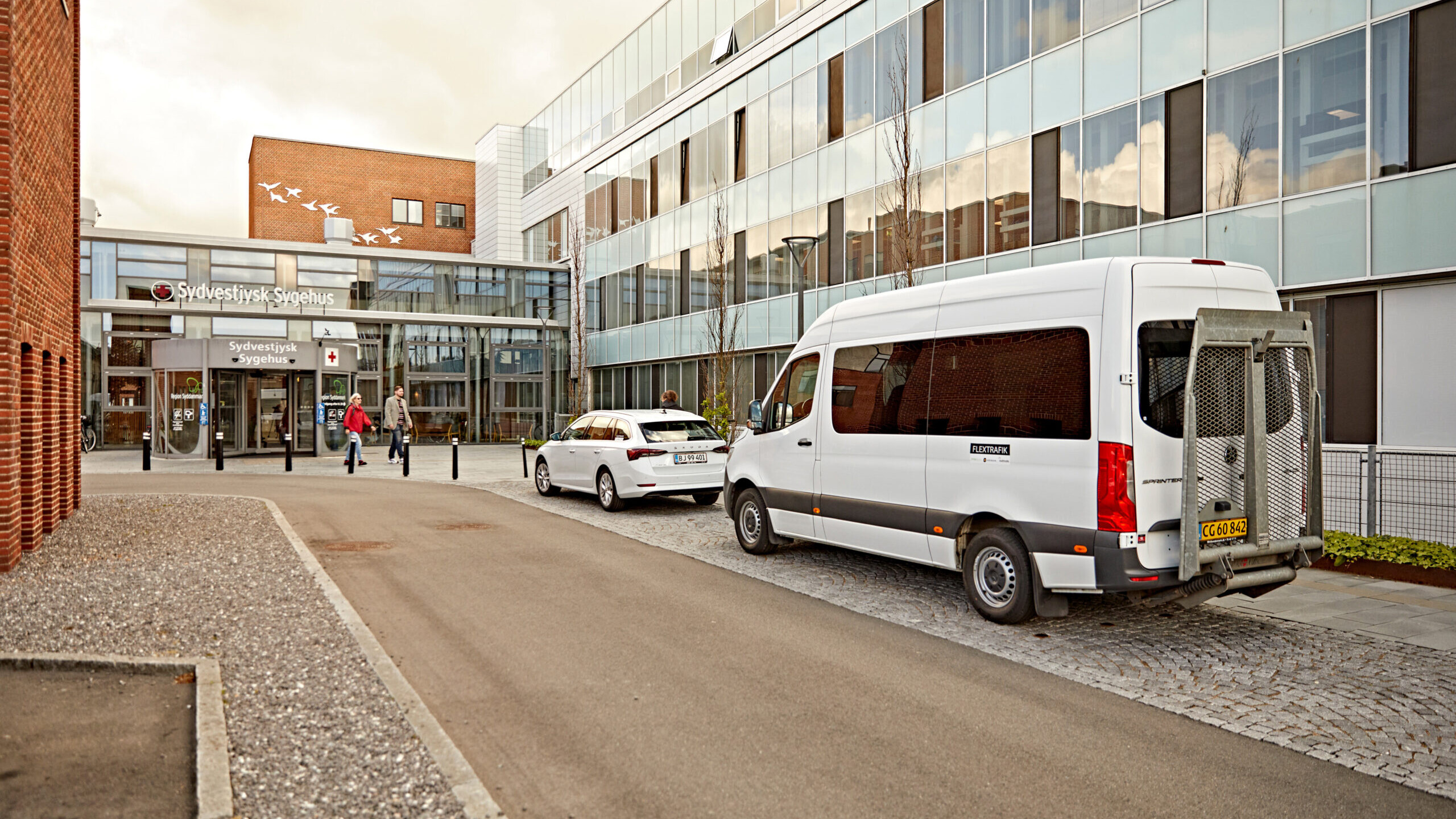 Flextafikvogn foran Sydvestjysk Sygehus i Esbjerg. Arkiv-/Pressefoto: Sydtrafik.