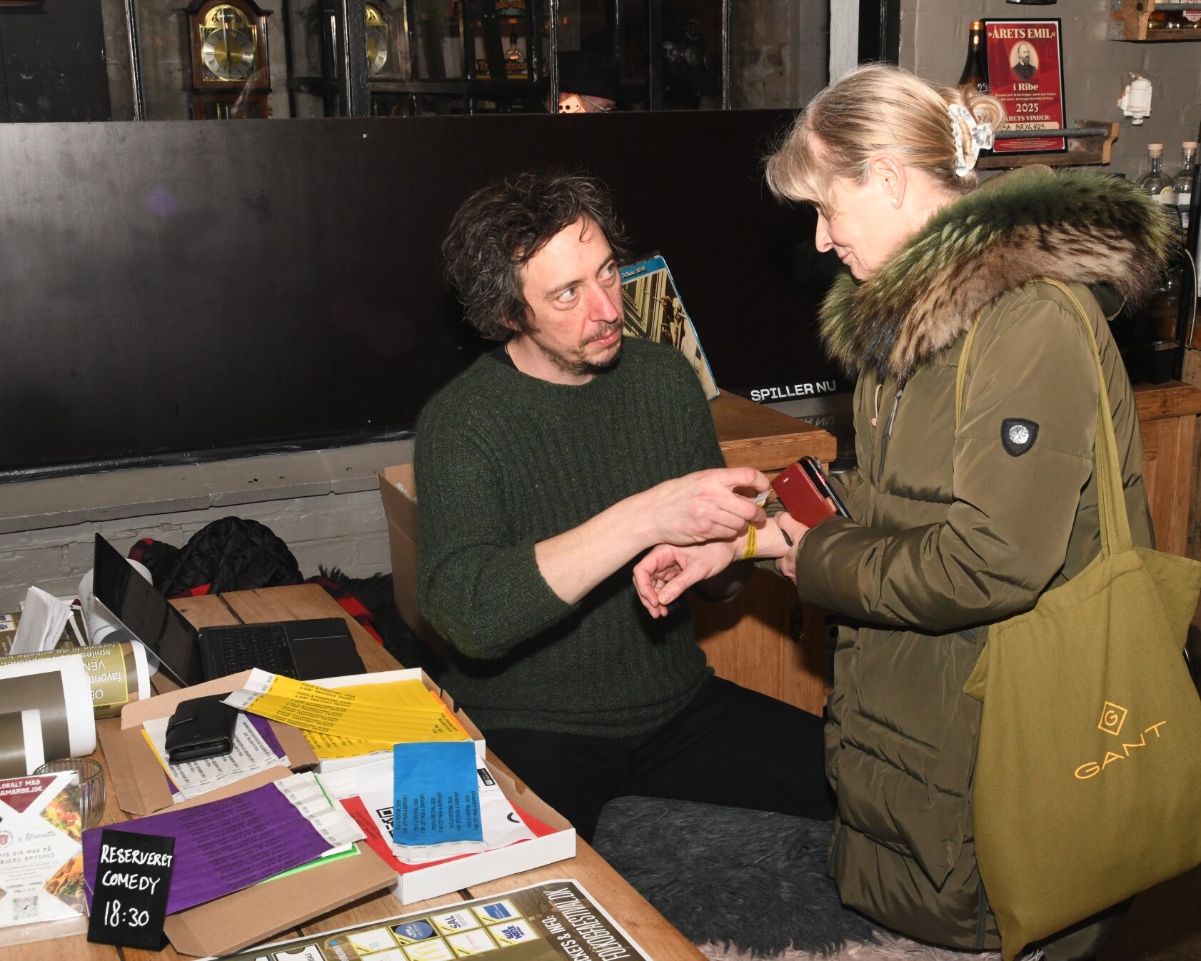 Billet bliver til armbånd. Ved bordet midt i bryghuset blev der klippet, tjekket og snakket – helt uden kø og stress. Foto: Peter Langwithz Smith.
