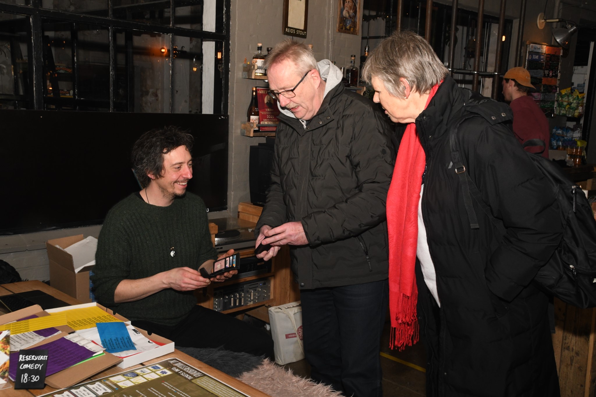 Festivaløl og fællesskab. På Esbjerg Bryghus kunne gæsterne smage bryghusets egen FOLK & FÆSTIVALE og få den første gratis, så længe lager haves. Foto: Peter Langwithz Smith.