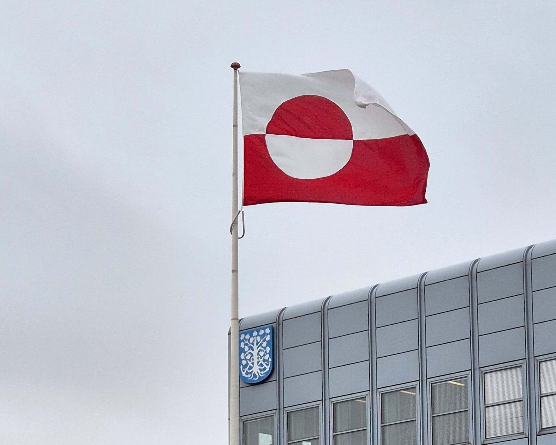 Det grønlandske flag, Erfalasorput, vajede fredag foran rådhuset i Torvegade. Foto: Camilla Uth.