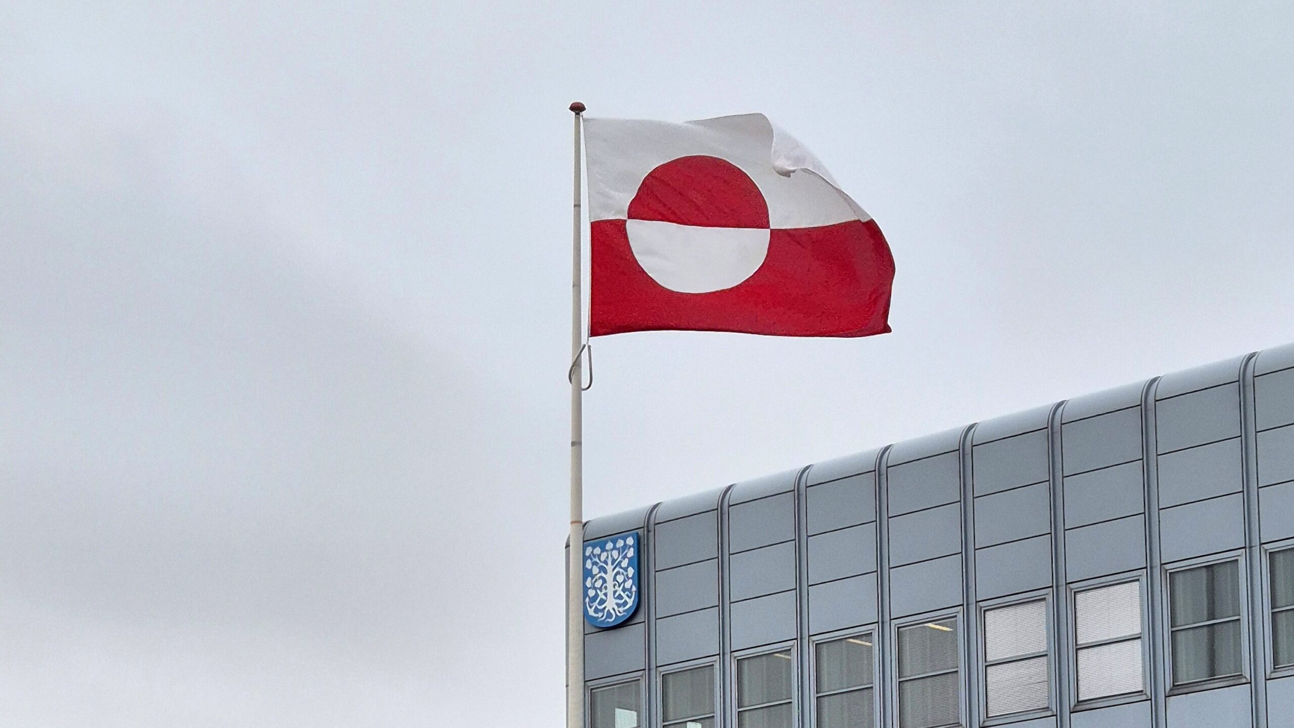 Det grønlandske flag, Erfalasorput, vajede fredag foran rådhuset i Torvegade. Foto: Camilla Uth.