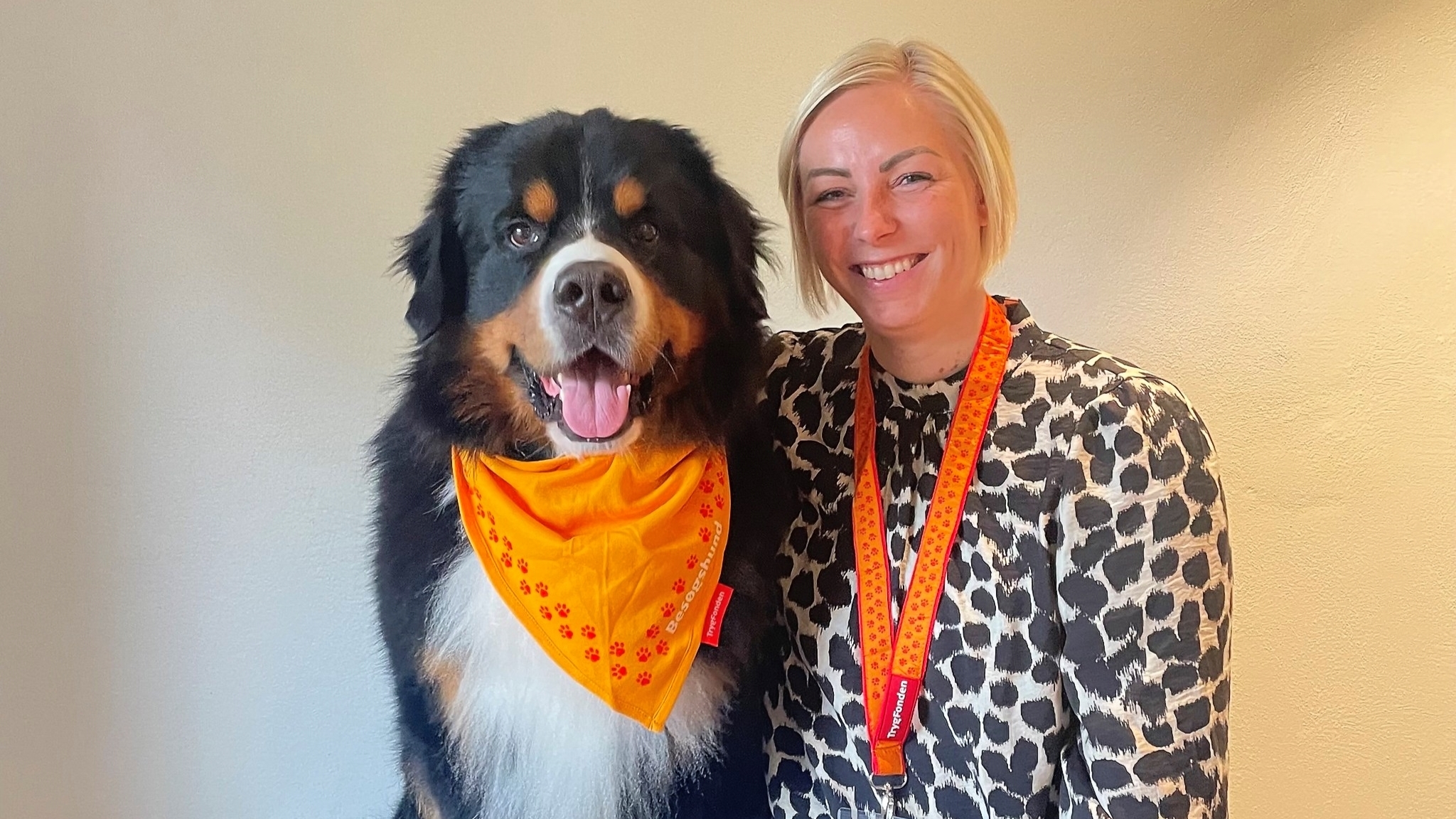 Stephanie og Cody iført deres besøgs-kit på Landlyst i Tarp. Privatfoto.