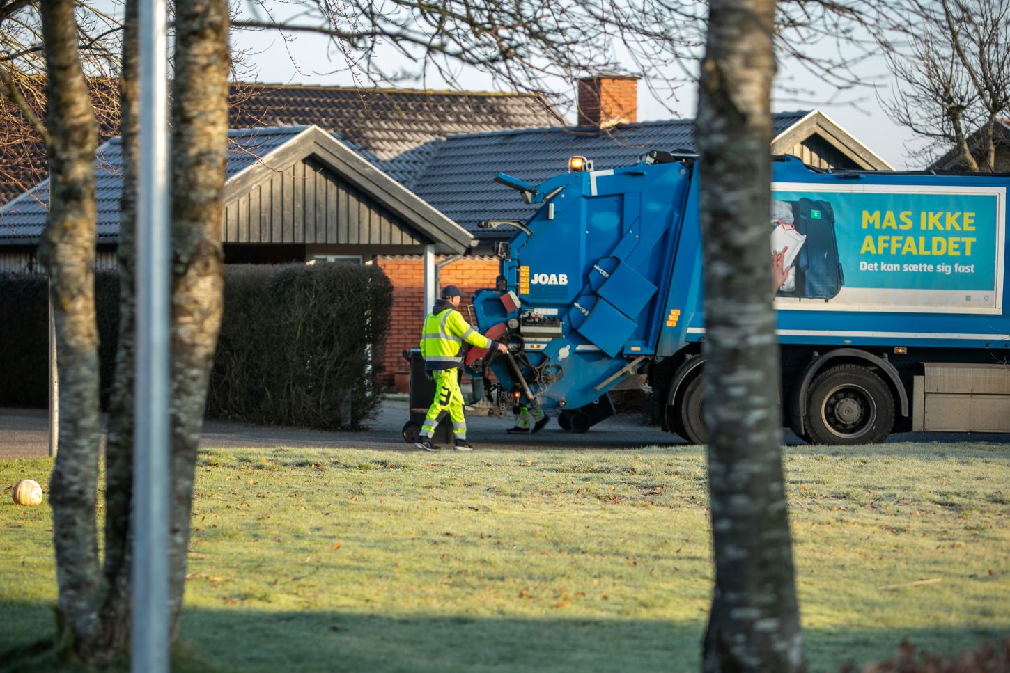 Når spandene står klar ved vejen, kan renovatørerne arbejde effektivt uden at skulle trække tunge beholdere over længere afstande. Foto: Johnny Tauman.