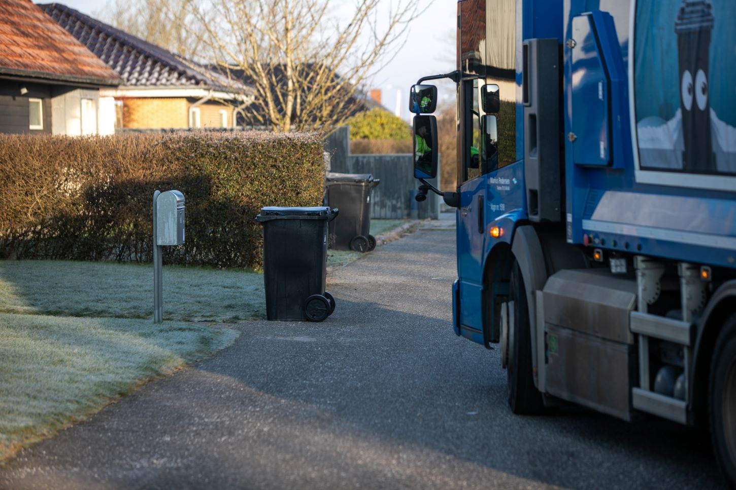 Affaldsspanden er placeret ved skel, så renovationsbilen nemt kan komme til. Korrekt placering gør tømningen både hurtigere og mere sikker. Foto: Johnny Tauman.