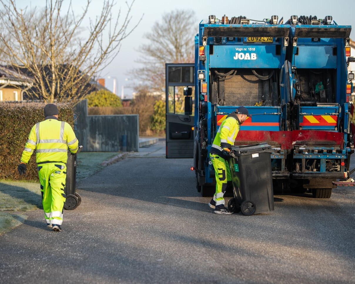 Korrekt adgang til affaldsbeholderne er afgørende for arbejdsmiljøet og er en forudsætning for en stabil og sikker affaldstømning. Foto: Johnny Tauman.