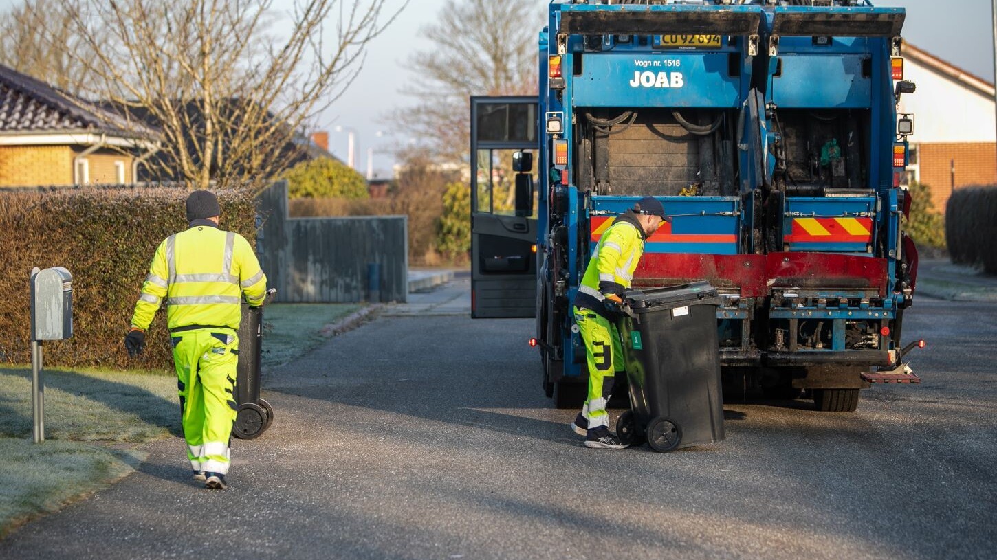 Korrekt adgang til affaldsbeholderne er afgørende for arbejdsmiljøet og er en forudsætning for en stabil og sikker affaldstømning. Foto: Johnny Tauman.