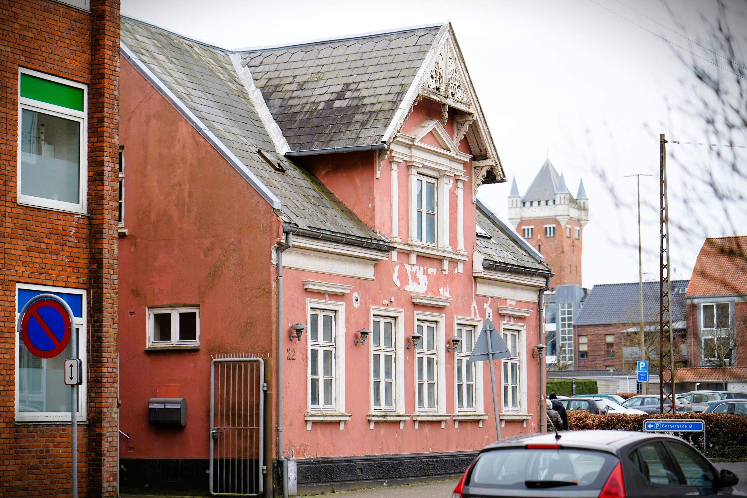 Det lyserøde hus fra 1898 i Borgergade 22 er nu væk. Udvikling eller afvikling? Arkivfoto: Fjodor Pedersen.