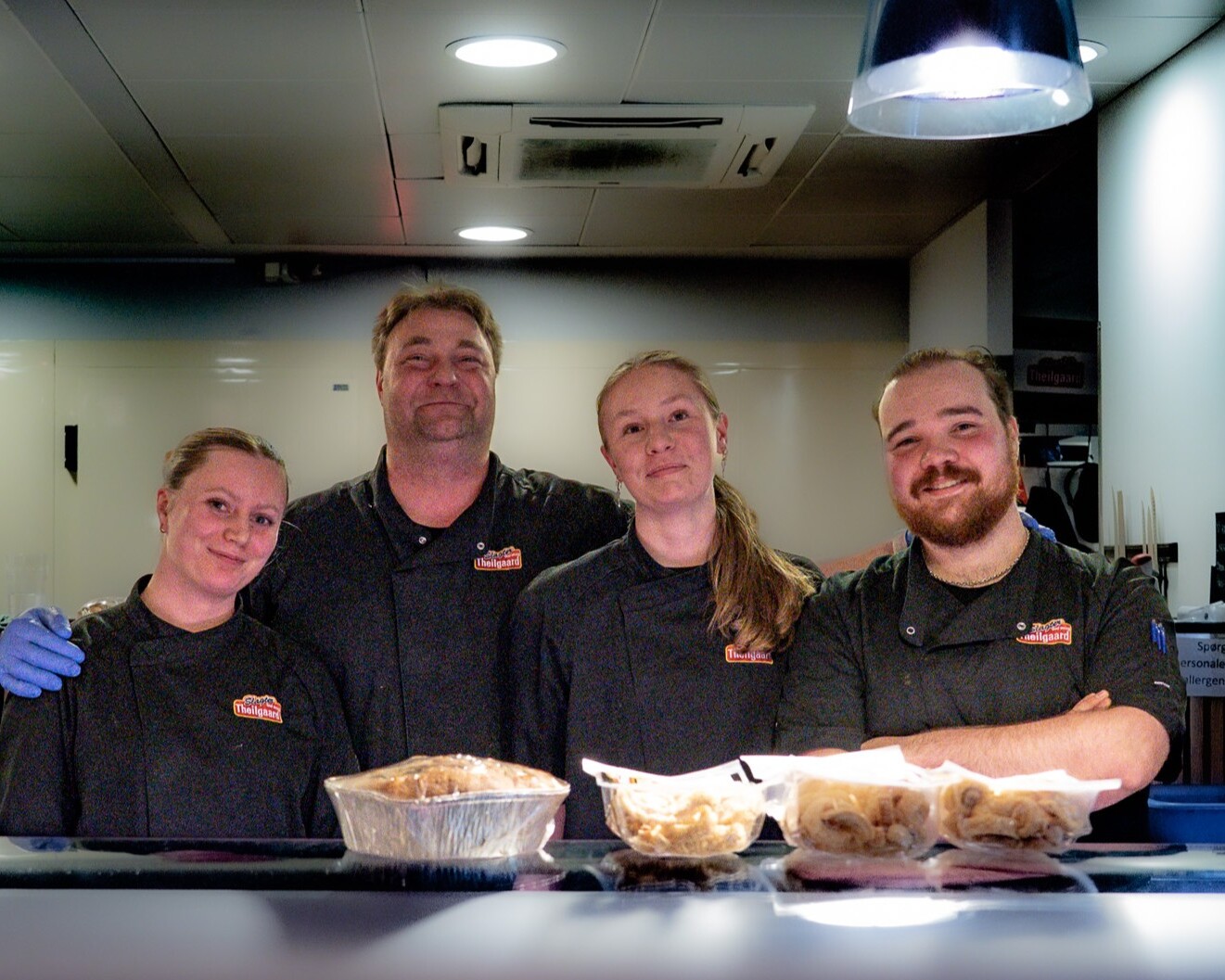 Lea, Jannick, Laura og Jonas holdt skansen på Theilgaards næstsidste åbningsdag i Torvegade. Foto: Fjodor Pedersen.