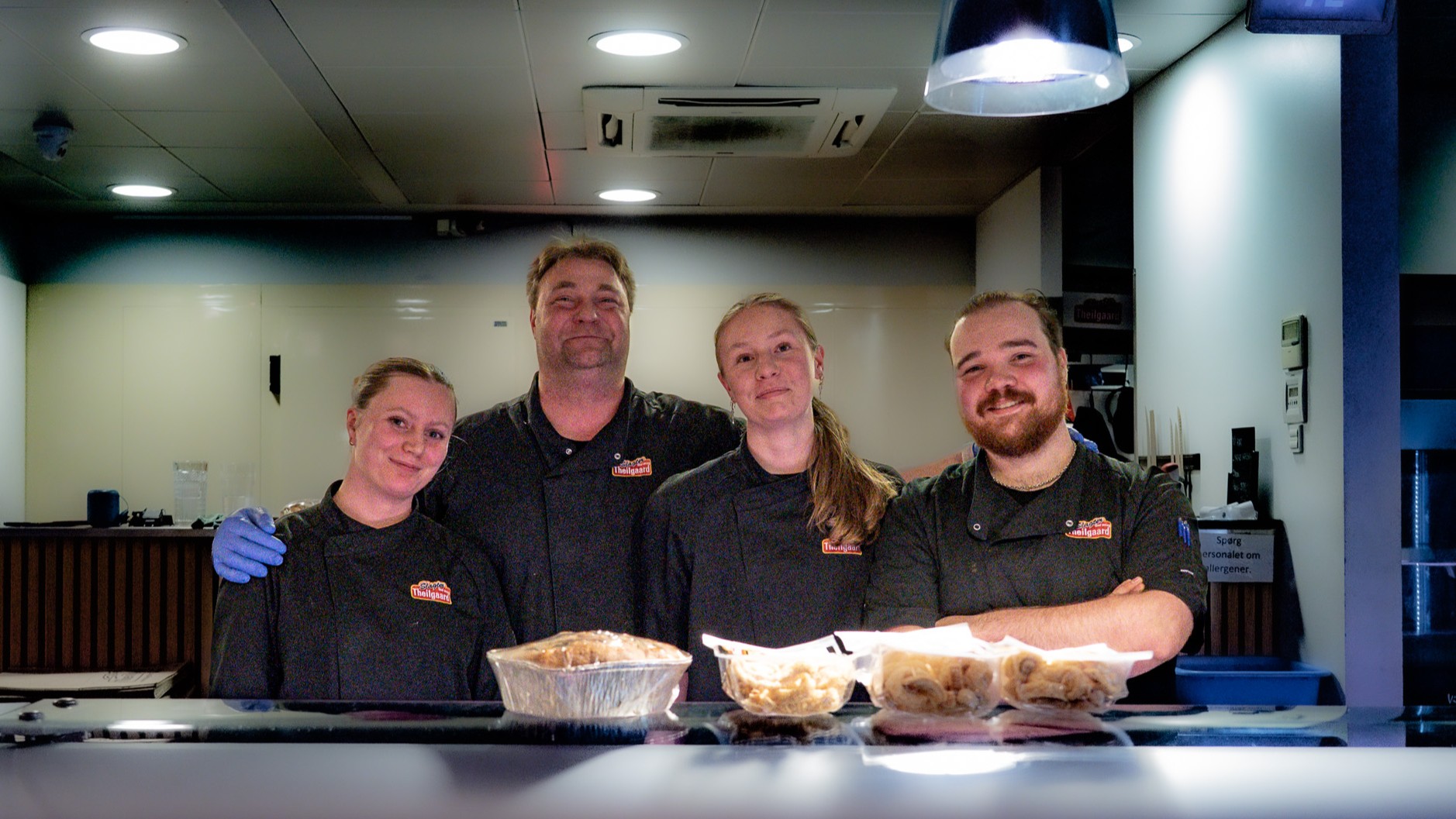 Lea, Jannick, Laura og Jonas holdt skansen på Theilgaards næstsidste åbningsdag i Torvegade. Foto: Fjodor Pedersen.
