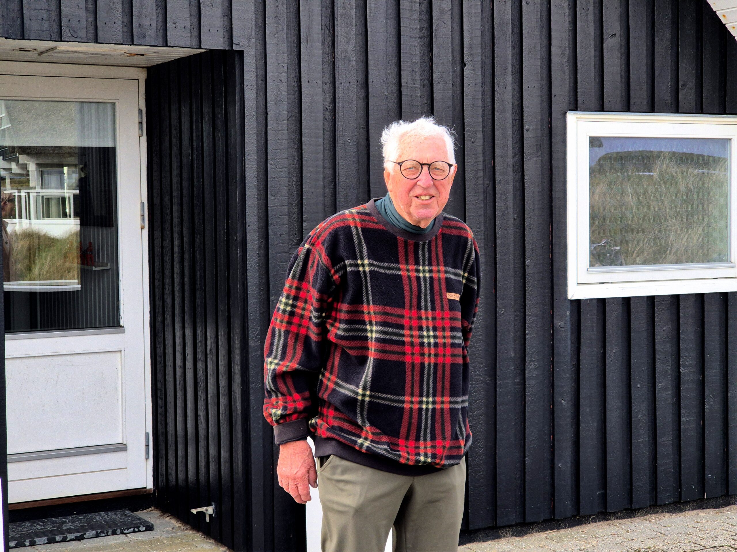 Henning Uth foran sommerhuset på Fanø i påsken 2025. Her tilbringes mange timer. Foto: Camilla Uth.