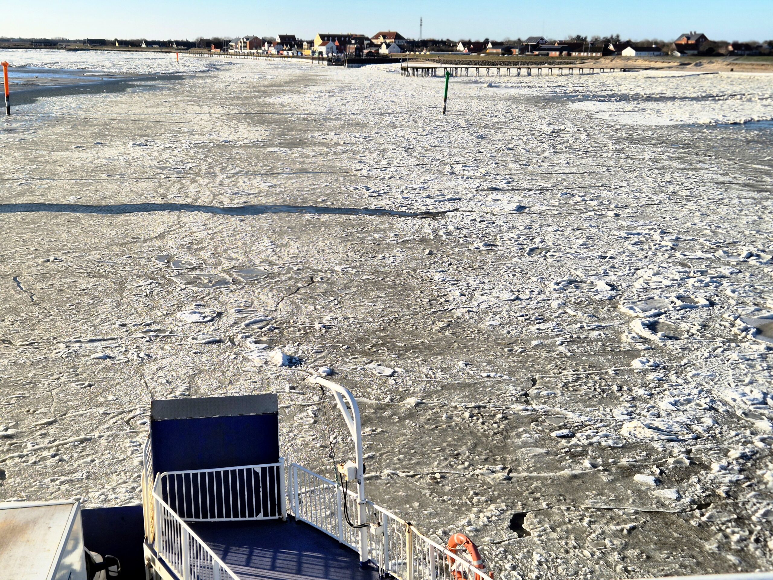 Store mængder is og lavvande gør det svært at overholde fartplanen. Men synet er imponerende. Foto: Camilla Uth.