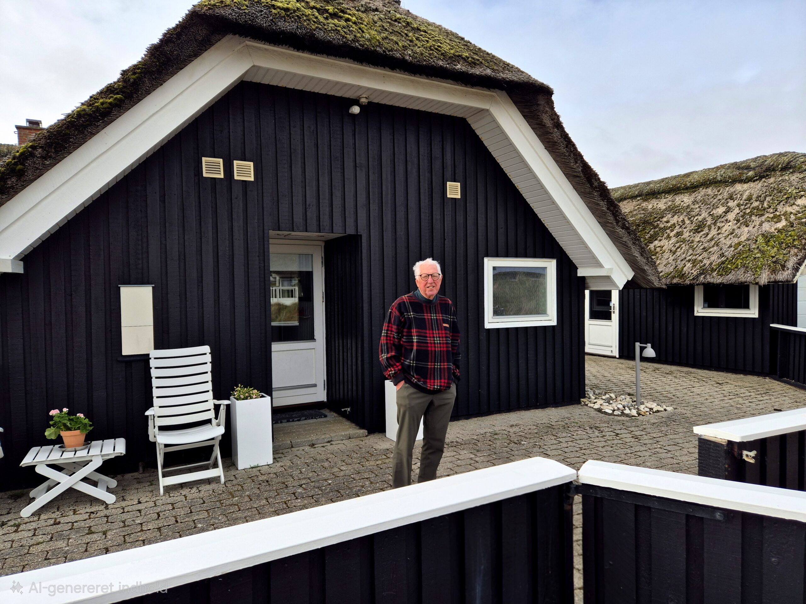 Henning Uth foran sommerhuset på Fanø i påsken 2025. Her tilbringes mange timer. Foto: Camilla Uth.