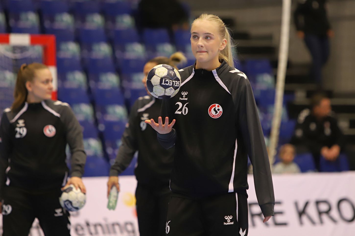 17-årige Luna Kronbøge Larsen, der debuterede med en scoring forleden, befinder sig godt på seniorholdet. Om det bliver til spilletid lørdag er nok tvivlsomt. Foto: Johnny Tauman.