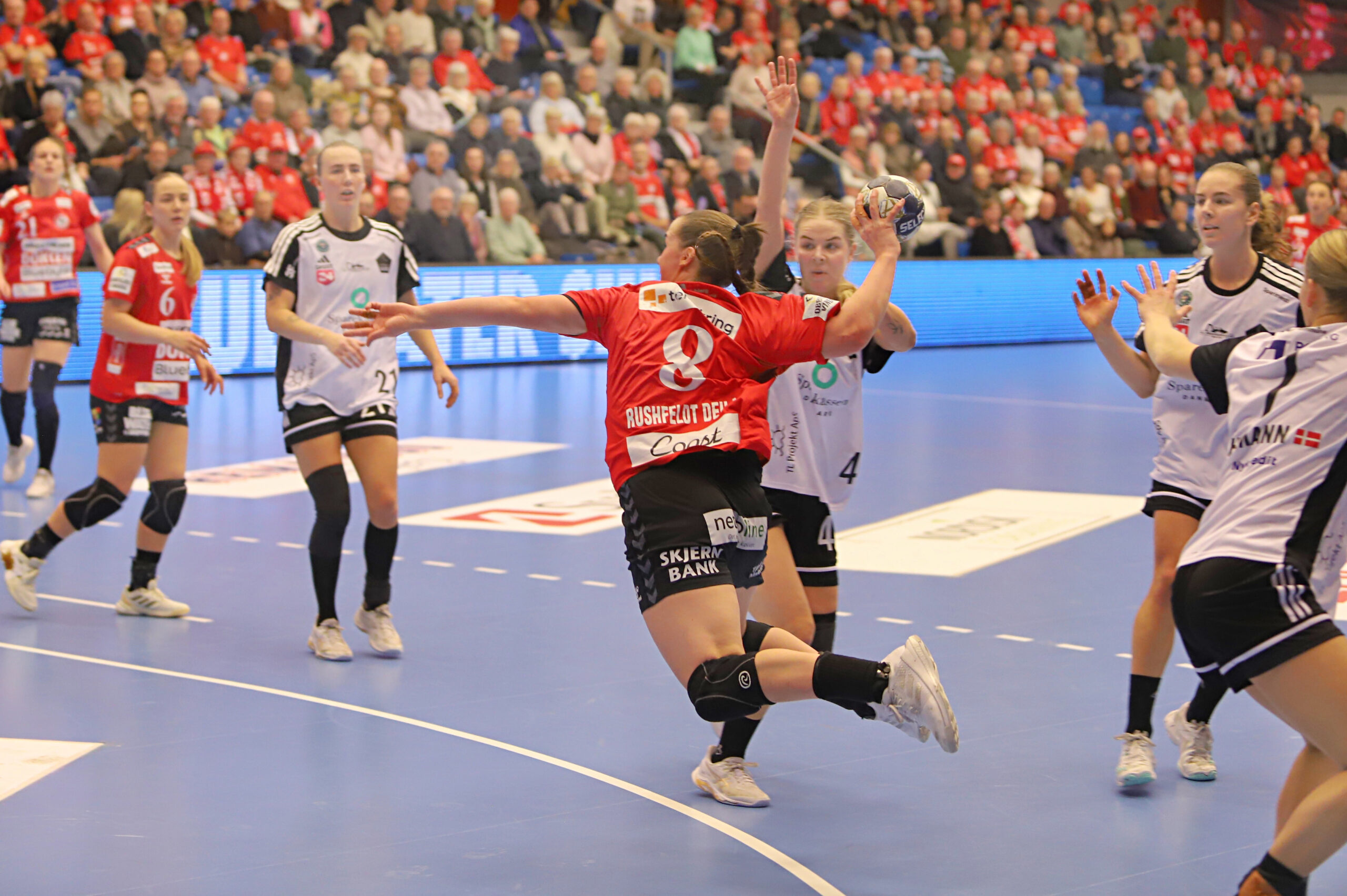 Live Deila har her alene brudt igennem og snydt tre forsvarsspillere. Foto: Johnny Tauman.
