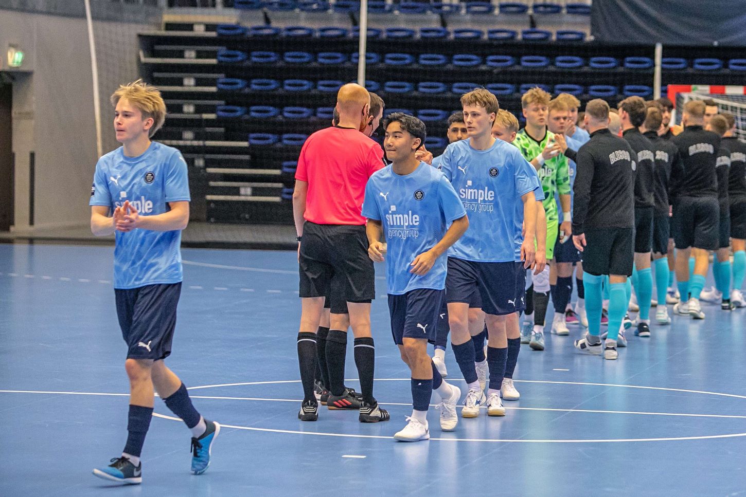 Klap til dommere og modstandere er overstået - nu mangler kun kampråb. Foto: Johnny Tauman.