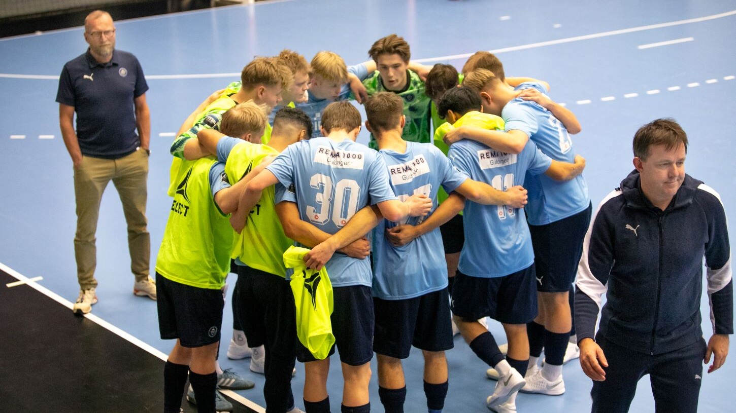 Kampråb, mens cheftrænerne hilser på hinanden. Foto: Johnny Tauman.
