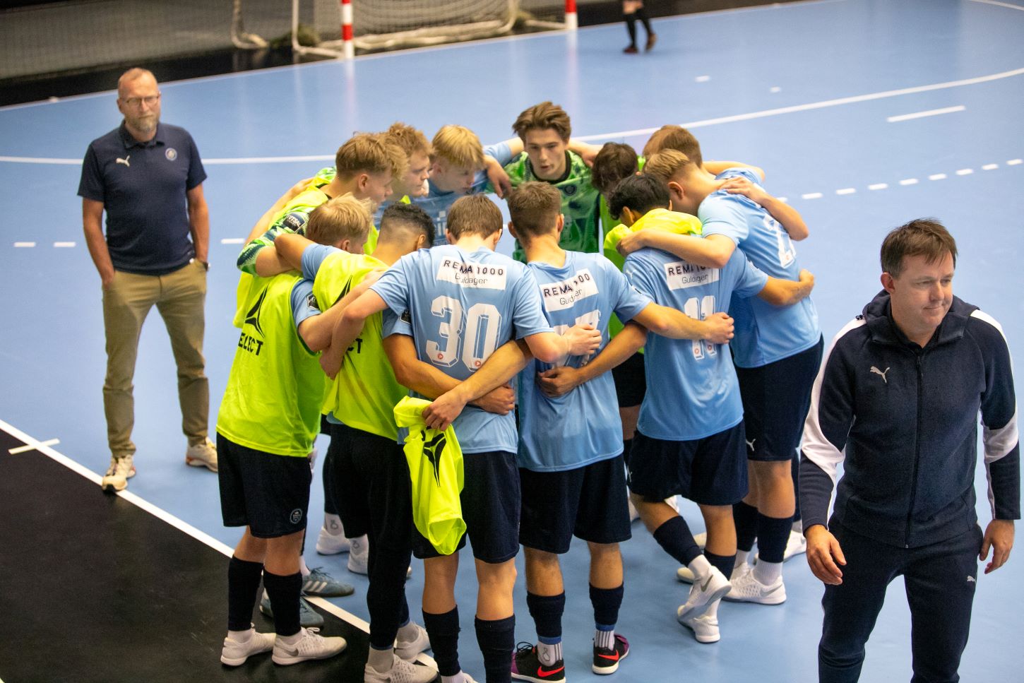 Kampråb, mens cheftrænerne hilser på hinanden. Foto: Johnny Tauman.