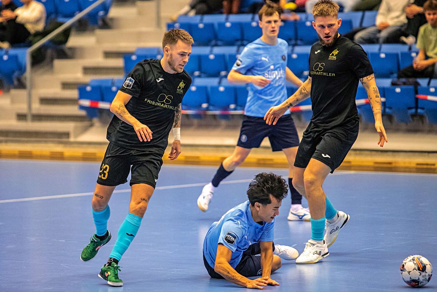 Fældet uden at få straffespark. Foto: Johnny Tauman.