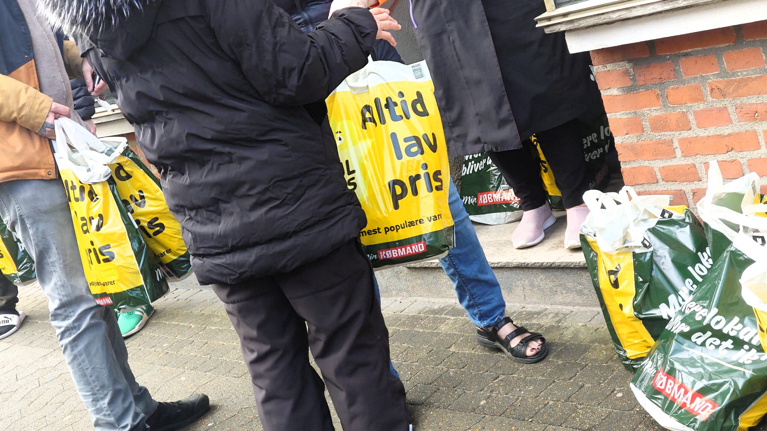 Onsdagspose-uddeling i Strandbygade. Arkivfoto: Fjodor Pedersen.