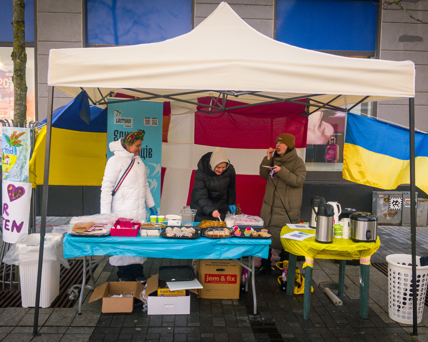 Igennem fire timer fik damerne delt over 30 liter kaffe ud lørdag. Foto: Fjodor Pedersen.