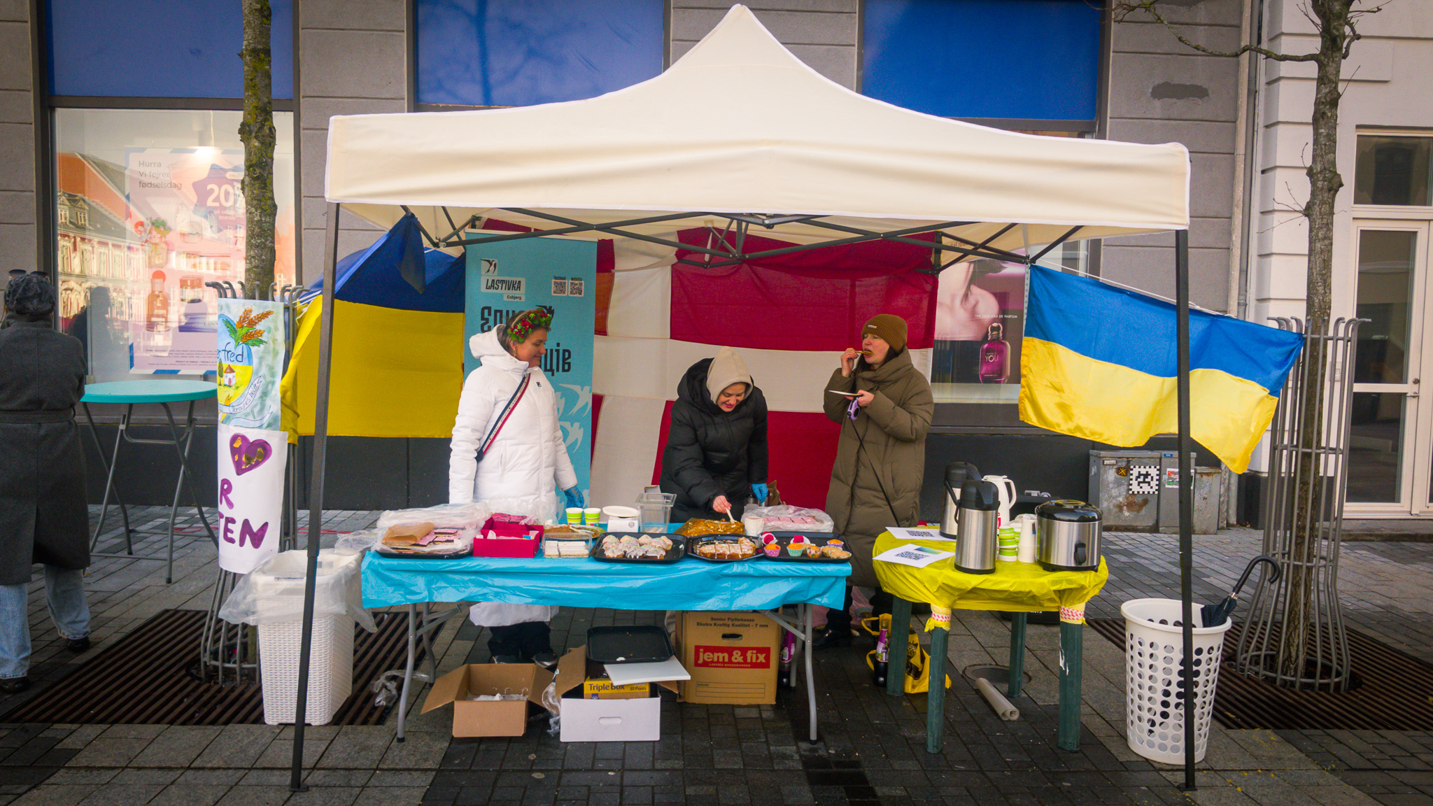 Igennem fire timer fik damerne delt over 30 liter kaffe ud lørdag. Foto: Fjodor Pedersen.