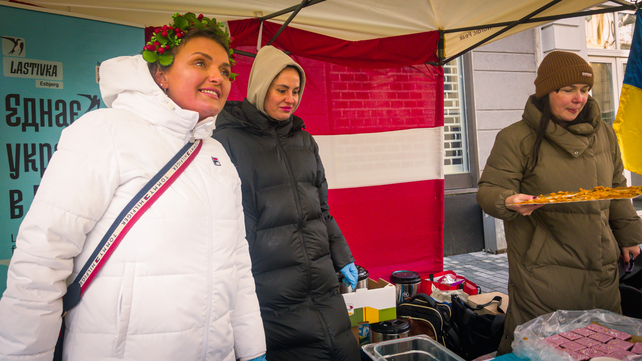 De ukrainske kvinder havde bagt adskillige slags kage, som de delte ud. Foto: Fjodor Pedersen.