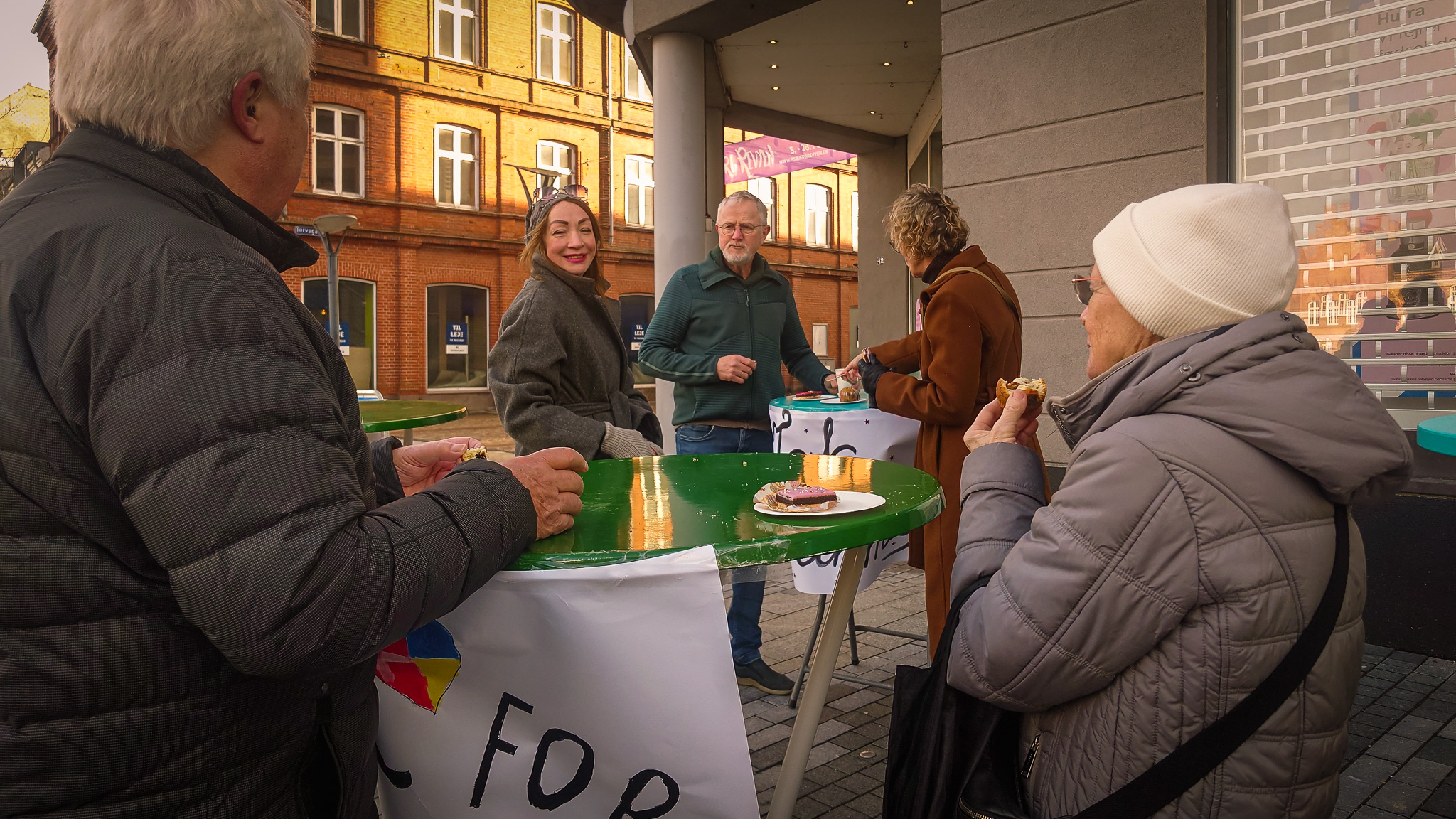 Trods kulden tog mange esbjergensere imod Ukraine-kvindernes invitation om kage og kaffe. Foto: Fjodor Pedersen.
