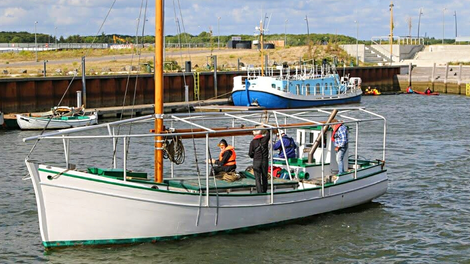 MS Vadehavet ses i baggrunden ved Esbjerg Strand, mens Karen af Mandø tøffer afsted. Foto: Johnny Tauman.