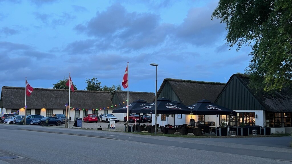 Hotellet ligger på Strandvejen 12-14 - lige over for Fanø Bryghus. Privatfoto.