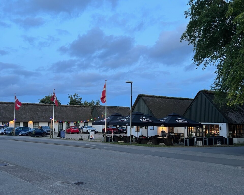Hotellet ligger på Strandvejen 12-14 - lige over for Fanø Bryghus. Privatfoto.