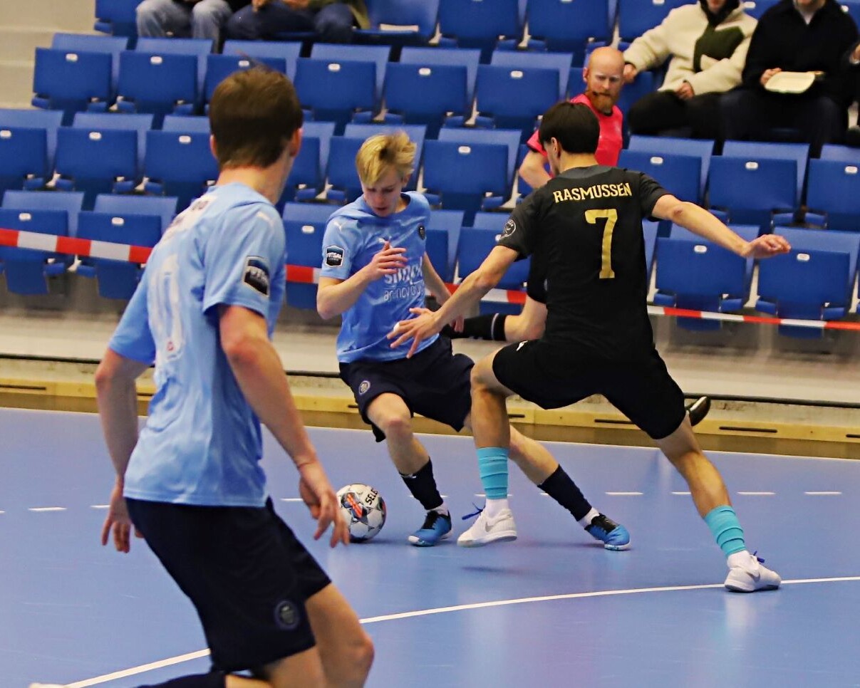 Vigtigt at kunne finte og drible: Futsal kræver teknik. Foto: Johnny Tauman.