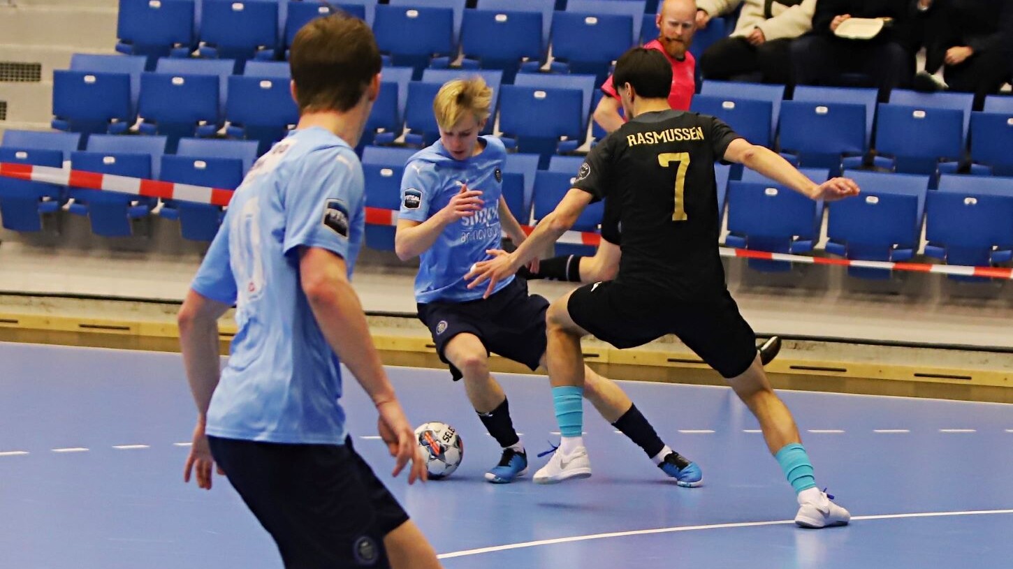 Vigtigt at kunne finte og drible: Futsal kræver teknik. Foto: Johnny Tauman.