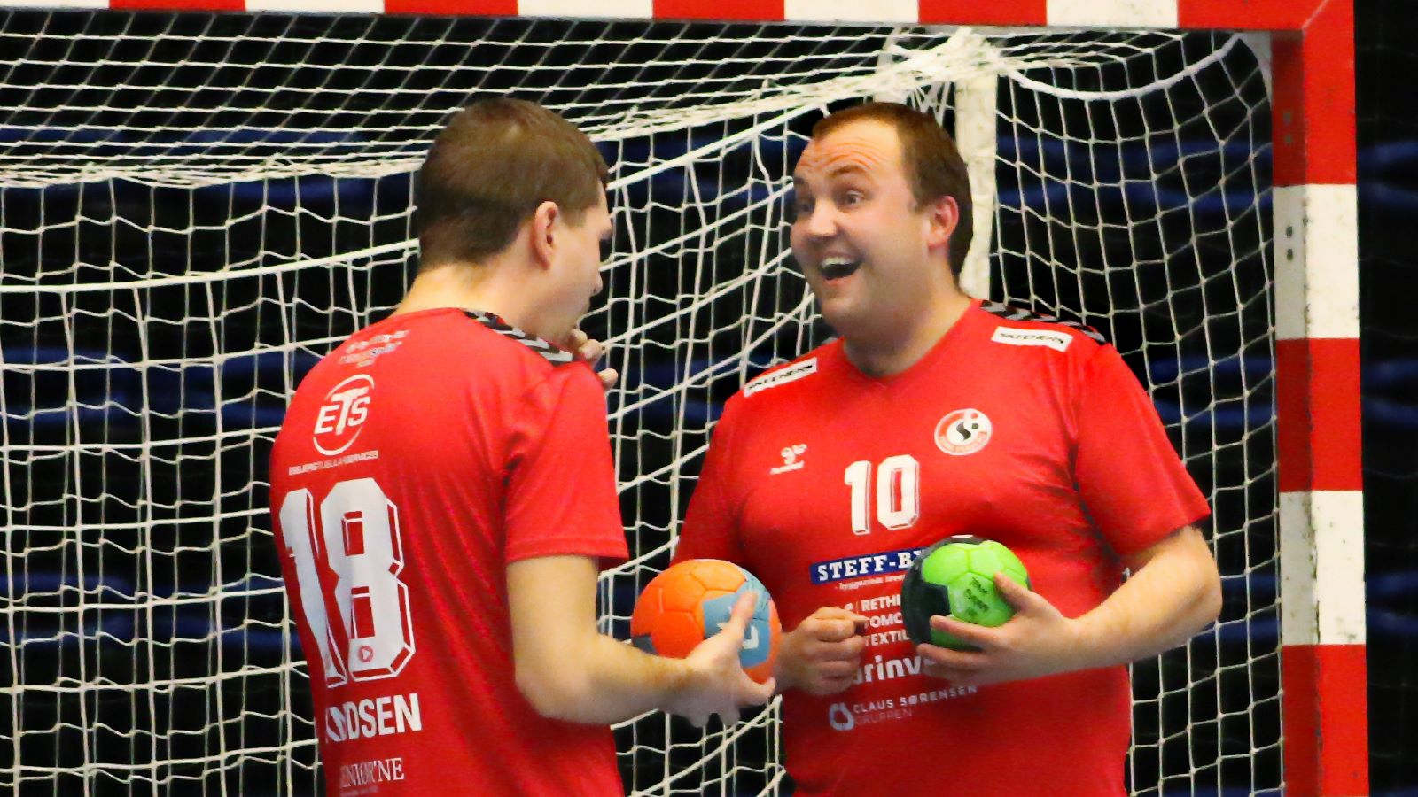 Nikolaj deler gerne ud af anekdoterne om sin målfarlighed ved stævnet i Skjern. Foto: Johnny Tauman.
